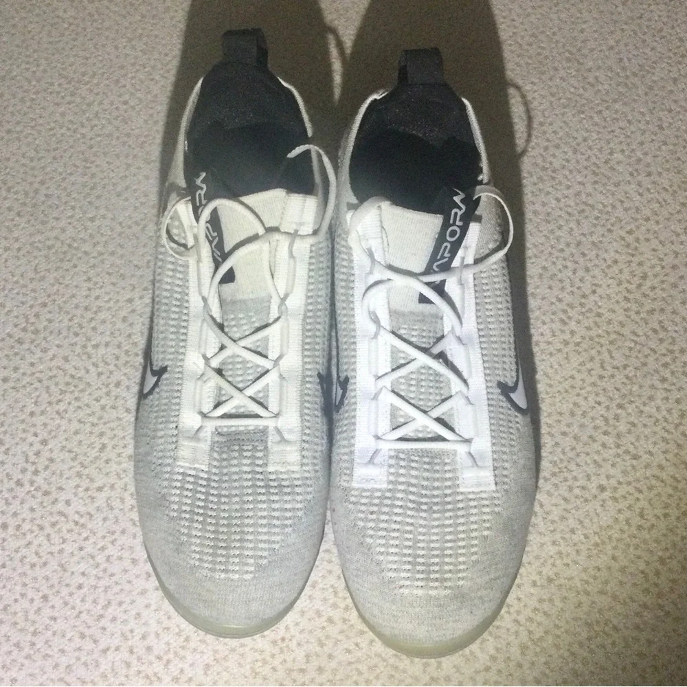 NIKE AIR VAPORMAX MONOCHROME. NEW WITHOUT BOX.
